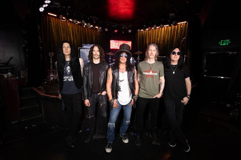 Du betrachtest gerade SLASH ft. MYLES KENNEDY AND THE CONSPIRATORS –  Neuer Titeltrack vom nächsten Album `Flying Blind`