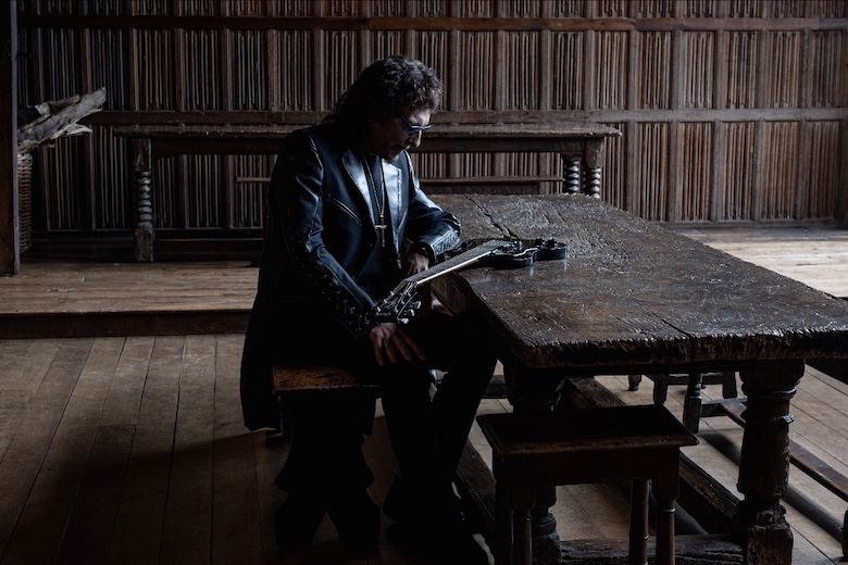 Du betrachtest gerade TONY IOMMI –  Alle “From The Dark“ Songs im Stream